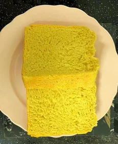 Tabakta sarı renkli lifli ekmek dilimi