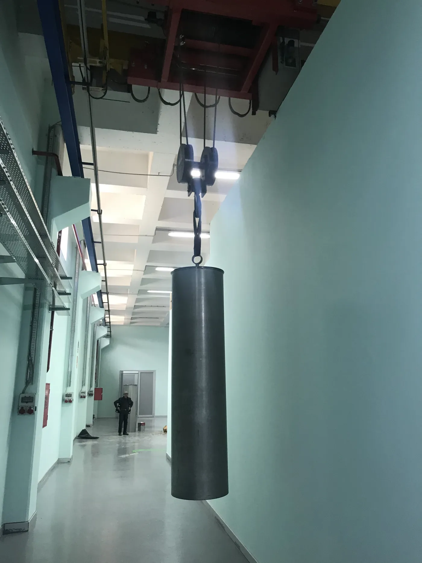 Üretim koridorunda vince asılı silindirik ekstraktör sepeti